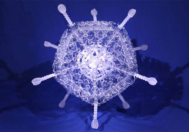 Il vaccino di AstraZeneca per COVID-19 ricreato in vetro (e un milione di volte più grande) dall'artista Luke Jerram