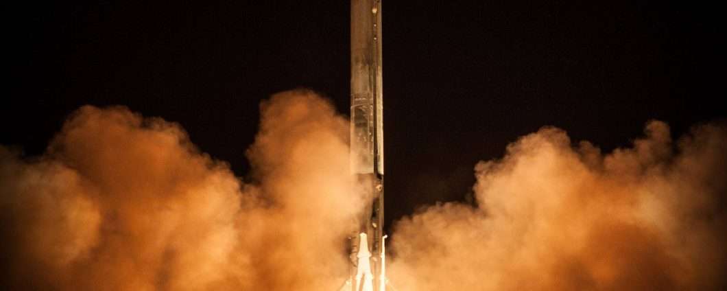 SpaceX: il razzo Falcon 9 illumina la notte