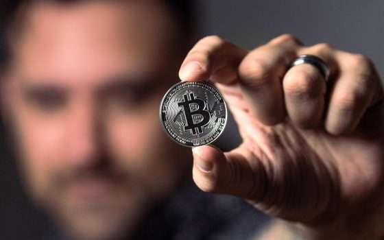 Bitcoin oltre quota 60000 dollari: il record è vicino