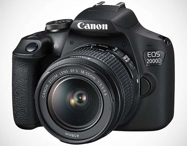 La fotocamera reflex Canon EOS 2000D con obiettivo 18-55 in dotazione
