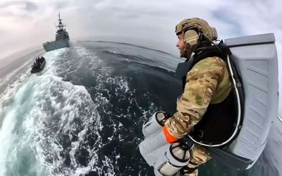 Guarda come vola il jet pack dei Royal Marine: video