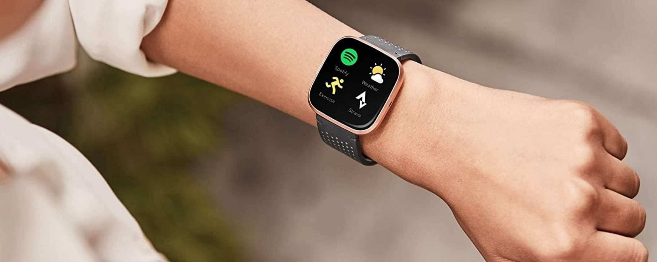 Smartwatch, sportwatch e Alexa nell'edizione esclusiva Amazon: Fitbit Versa 2 in super sconto