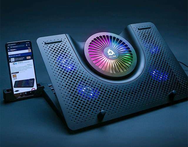 Il supporto per laptop KLIM Nova con cinque ventole e luci LED