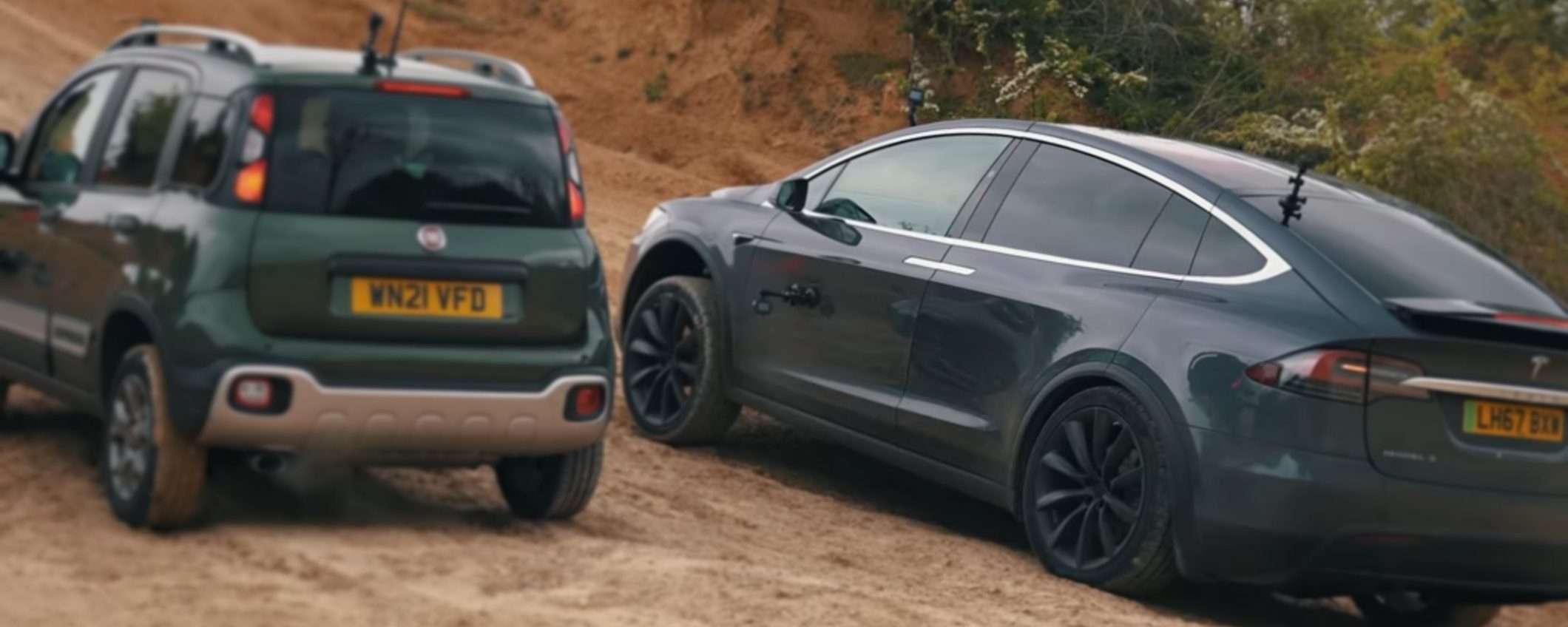 Tesla Model X vs Fiat Panda Cross nel fango