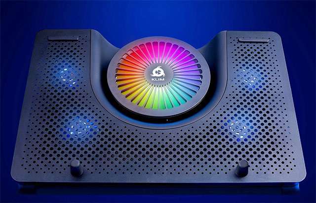 Il supporto per laptop KLIM Nova con cinque ventole e luci LED
