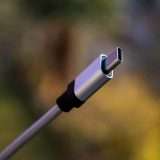 Caricabatteria USB-C: Apple obietta, futuro wireless?