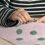 Tecniche di refashion per un guardaroba sostenibile: il corso in offerta