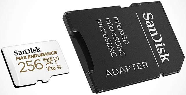 La scheda microSD MAX Endurance di SanDisk da 256 GB con l'adattatore per slot SD
