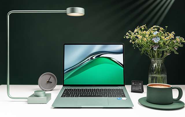 Il laptop HUAWEI MateBook 14s nella colorazione Spruce Green