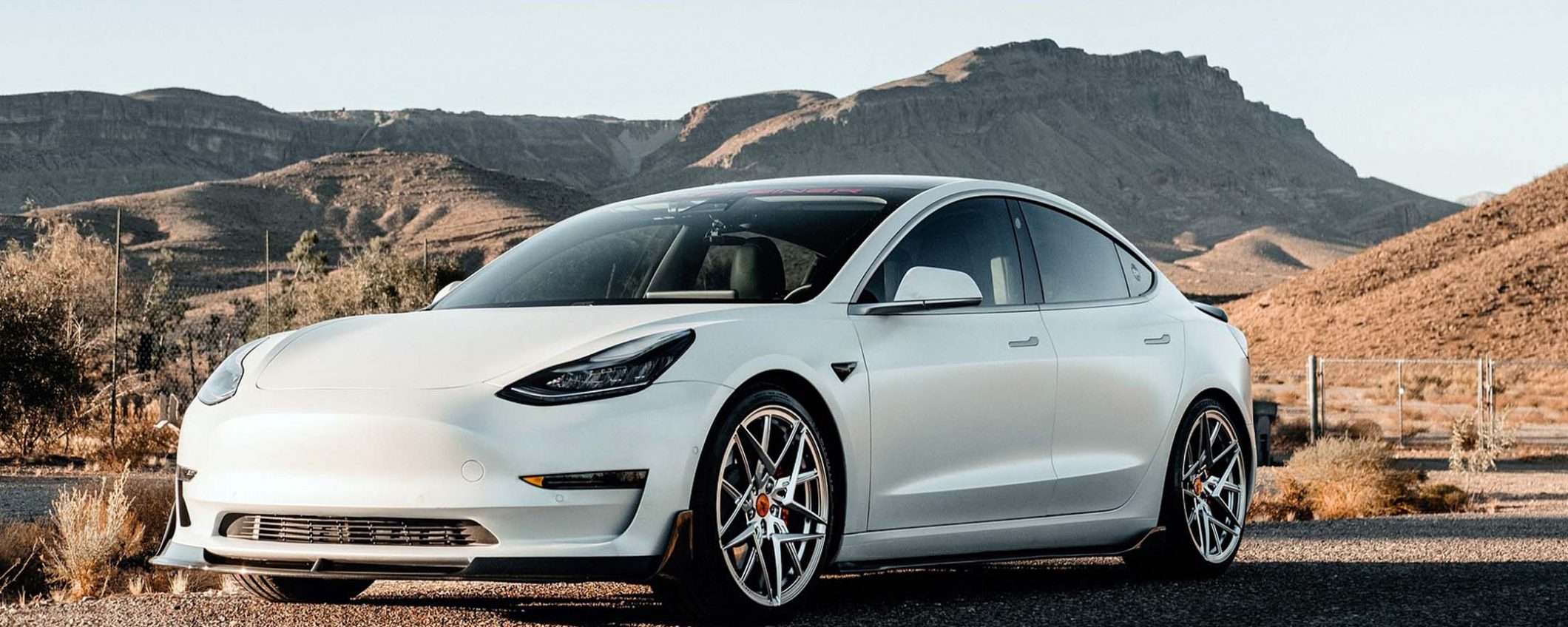 Auto elettriche e sistemi informatici: il futuro punta su energia pulita e infotainment