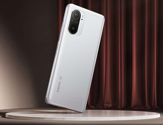 Lo smartphone Xiaomi Mi 11i nella colorazione Frosty White