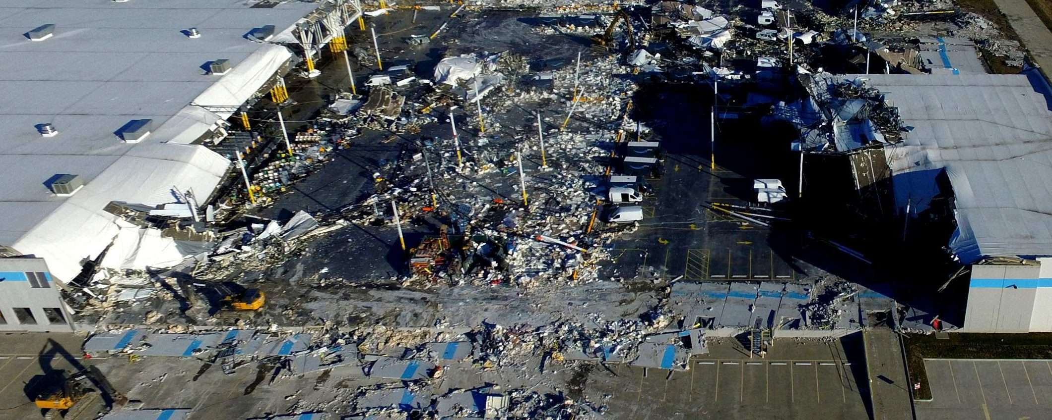 Almeno 6 morti sotto il deposito Amazon abbattuto dal tornado