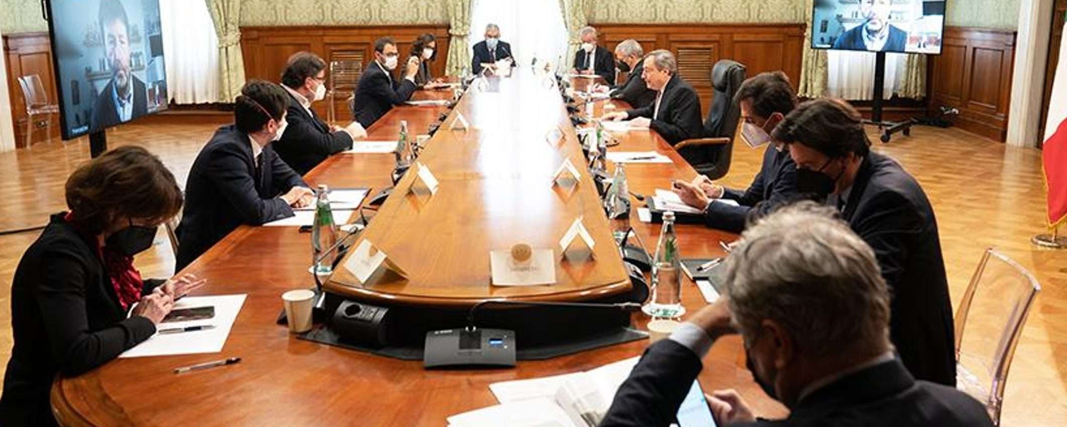 Cabina di regia, le proposte in ballo: mascherine e divieti