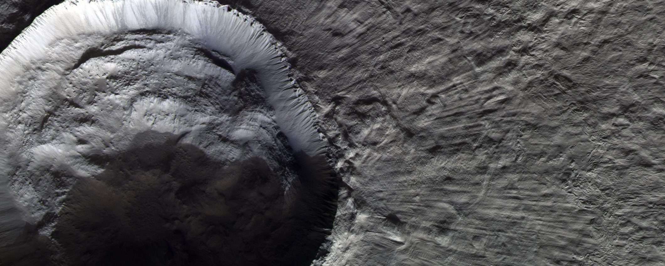 ESA, da ExoMars le immagini di un immenso cratere su Marte
