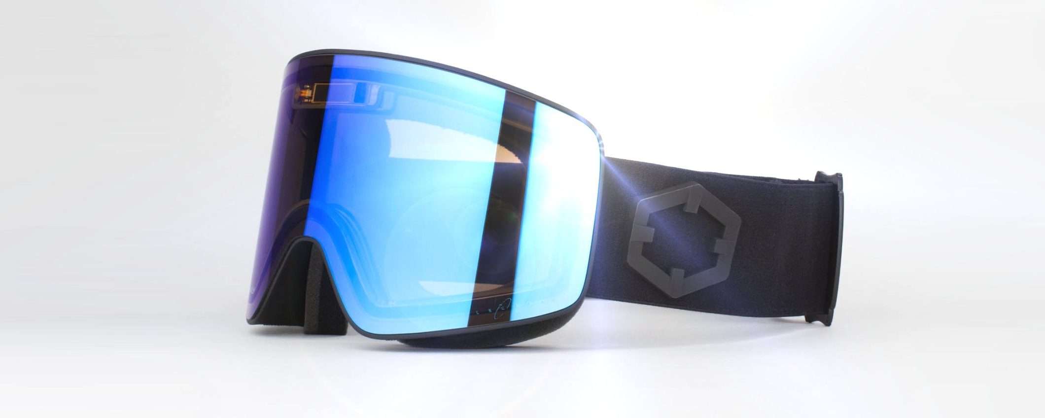 Electra, la maschera da sci che si adatta la luminosità