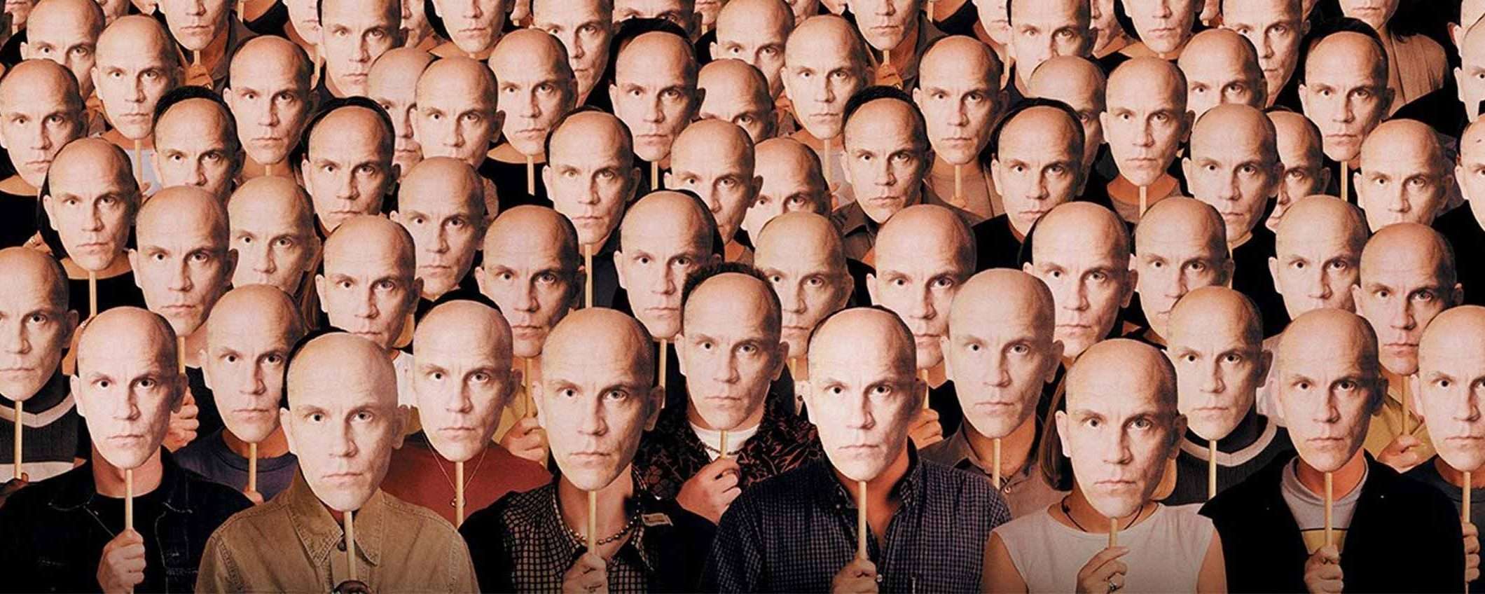 Essere John Malkovich (e non avere il Green Pass)