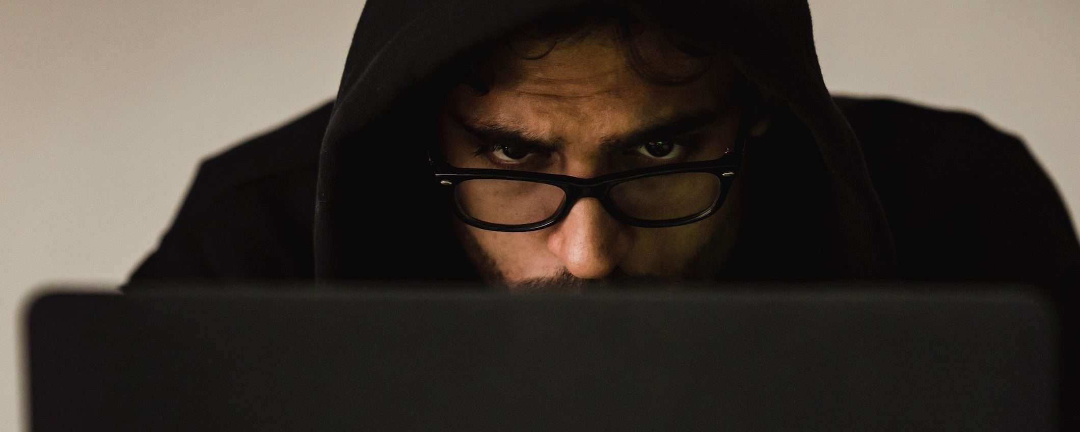 Come fanno gli hacker a nascondere i malware? Tecniche e contromosse
