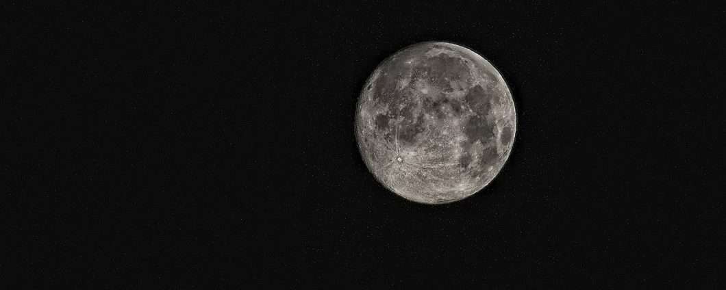 Luna: trovata una misteriosa sfera di vetro