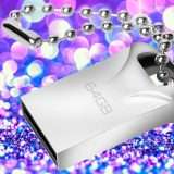 Chiavetta USB a portata di mano: 64 GB che resistono persino all'ACQUA