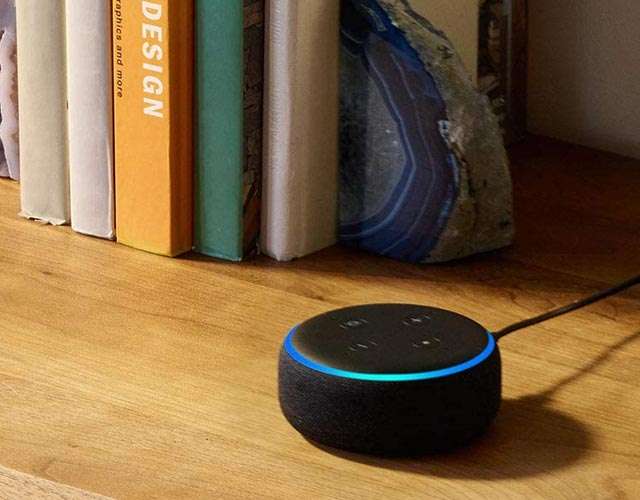 Lo smart speaker Echo Dot di Amazon con Alexa