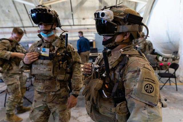 La versione del visore HoloLens ottimizzata per l'esercito USA