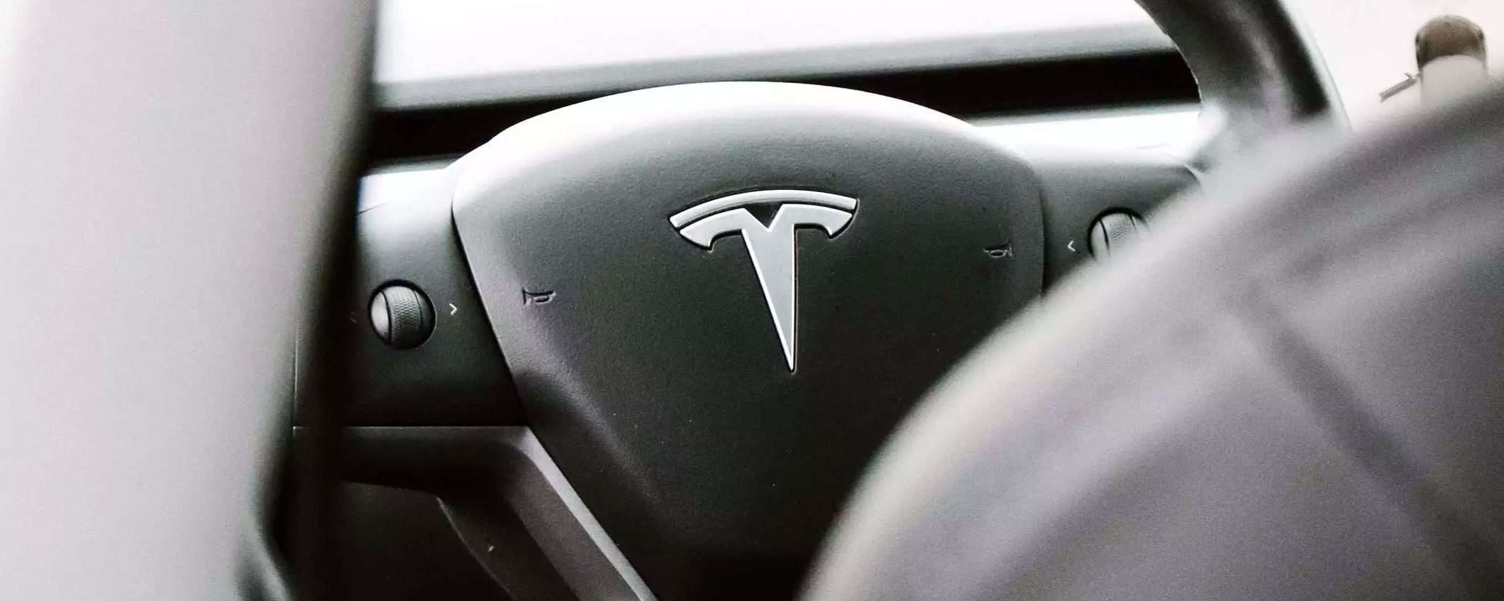 Tesla: richiamate 817000 auto per un problema