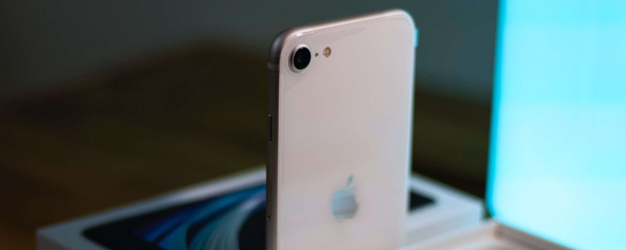 Apple: iPhone SE in alluminio senza carbonio