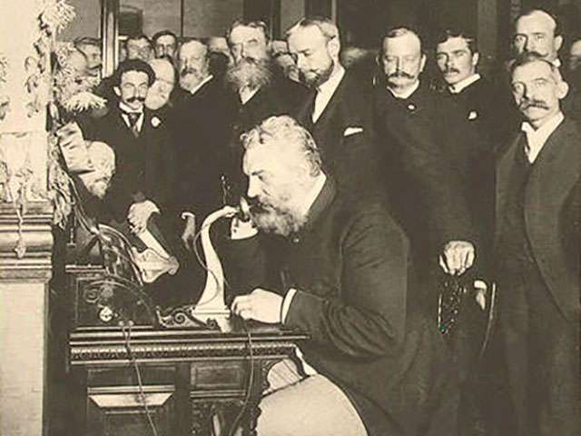 Alexander Graham Bell nel 1892, mentre da New York telefona a Chicago