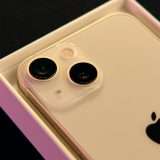 Apple: iPhone senza caricatori, 6 miliardi di euro risparmiati