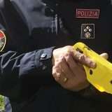Taser alla polizia: da oggi in tutta Italia