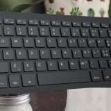 Addio ai cavi con questa tastiera wireless BOMBA compatta e comoda