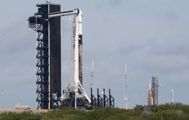 Falcon 9 e SLS