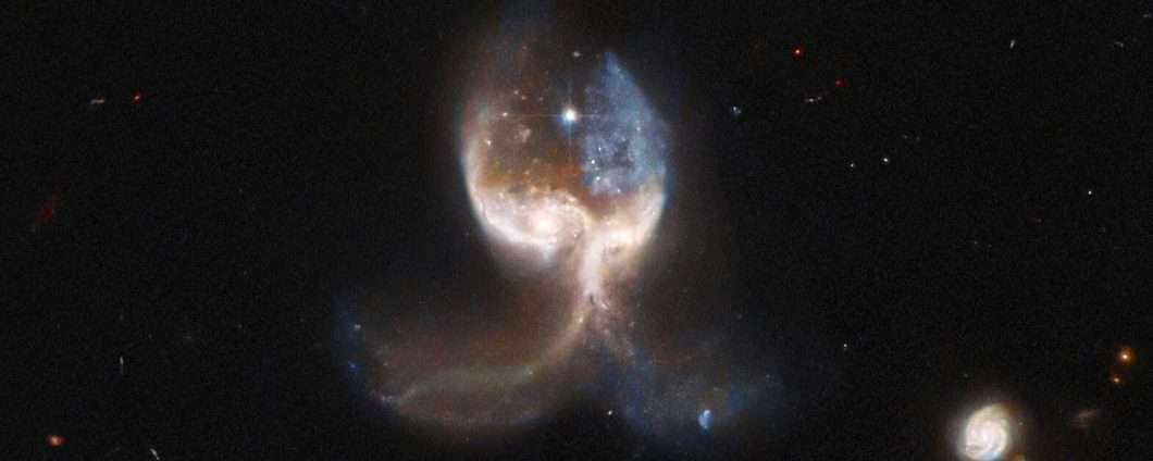 La fusione di due galassie catturata da Hubble: sembrano due grosse ali