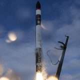Rocket Lab catturerà un razzo con l'elicottero