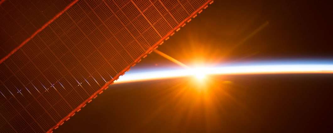 Stazione spaziale solare illuminata per 24 ore al giorno