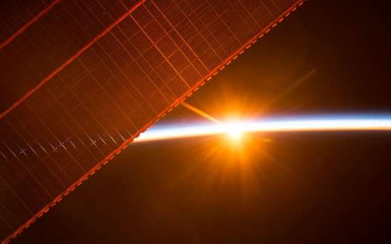 Stazione spaziale solare illuminata per 24 ore al giorno