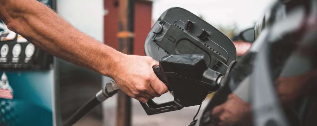Benzina e gasolio, prezzi ancora giù (su il GPL)