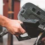 Benzina e gasolio, prezzi ancora giù (su il GPL)