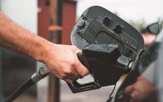 Benzina e gasolio, prezzi ancora giù (su il GPL)