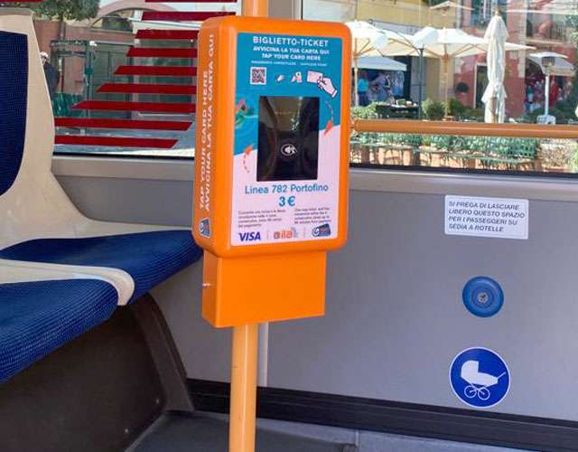 Il terminale per il pagamento contactless sulla linea bus 782 tra Portofino e Santa Margherita Ligure