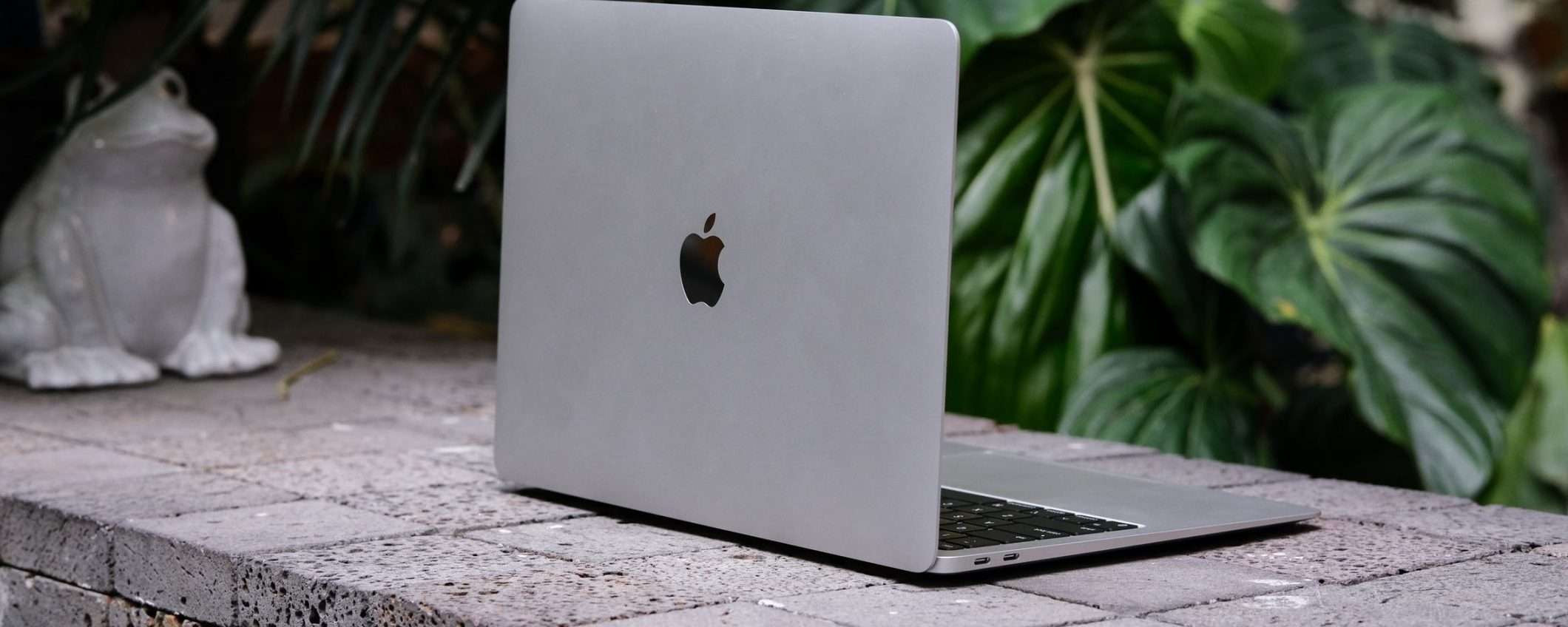 Apple: MacBook con display OLED entro fine 2024