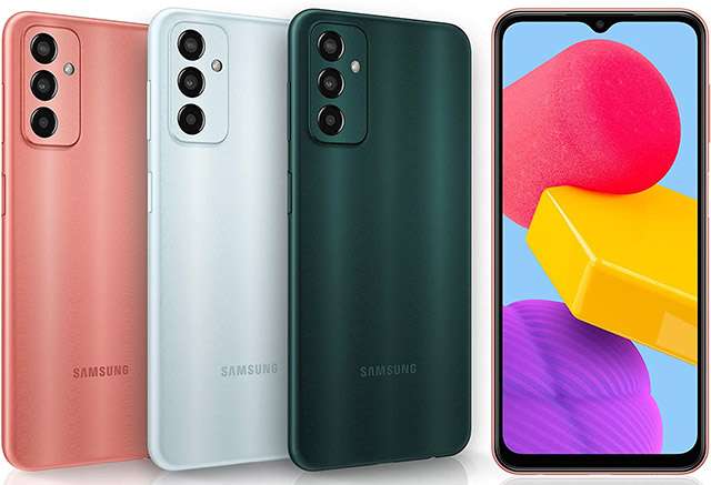 Lo smartphone Samsung Galaxy M13 nelle sue tre colorazioni