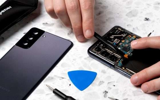 Samsung, ora gli smartphone si riparano con iFixit