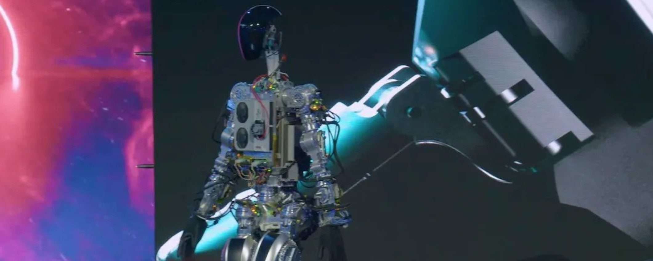 Tesla Optimus: svelato il primo prototipo del robot umanoide