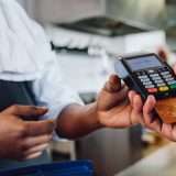 Il contante va in pensione: +24% i pagamenti cashless