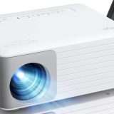 Mini proiettore con treppiede: l'affare per i mondiali