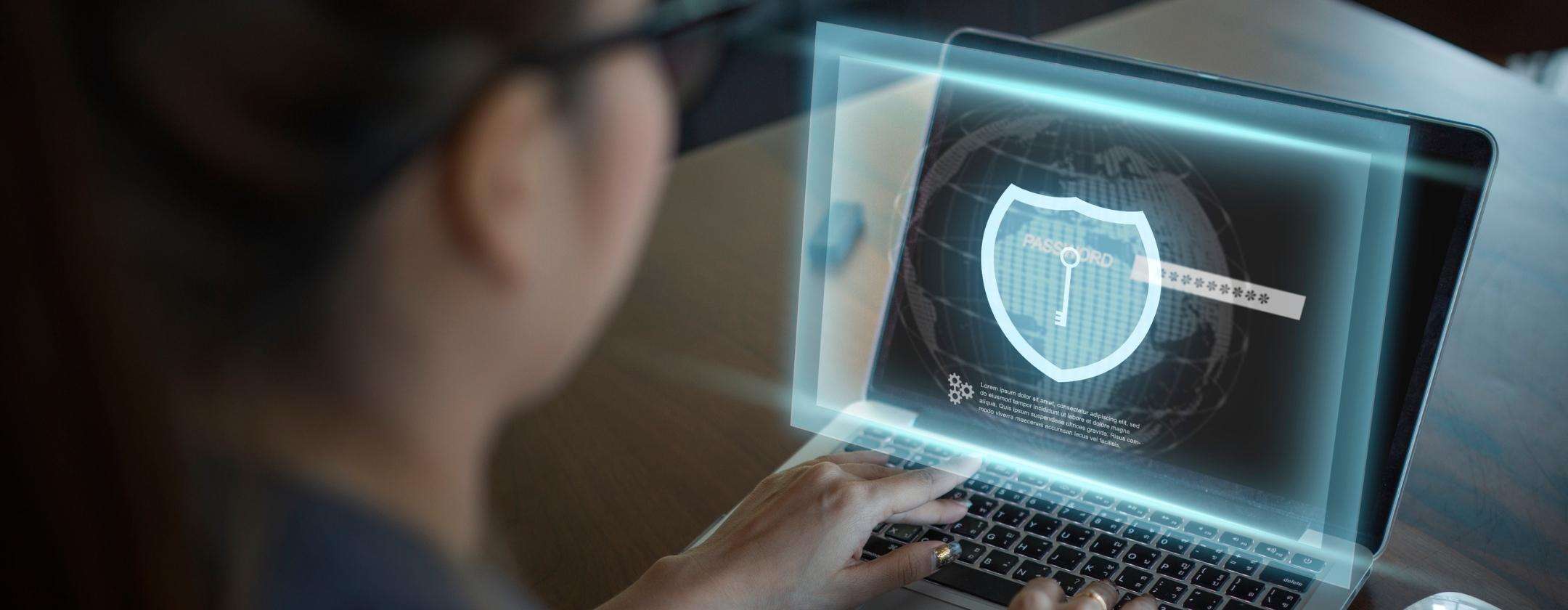 Ragazza al PC inserisce password