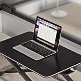 Converti la tua scrivania e lavora anche in piedi con questa genialata su Amazon