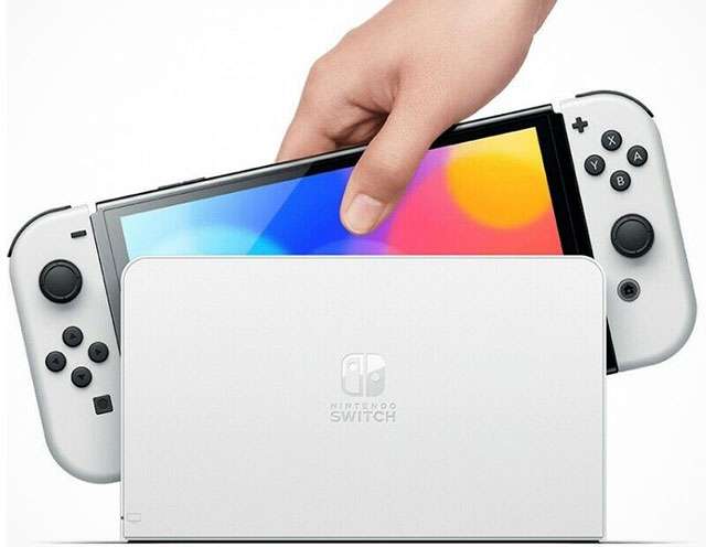 La console Nintendo Switch OLED nella colorazione White