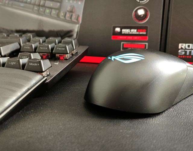 La tastiera Scope RX TKL Wireless Deluxe e il mouse ROG Strix Impact III